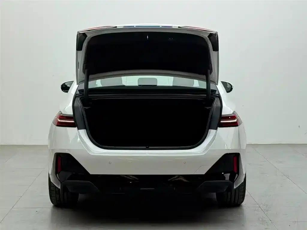 2024 BMW 5 Series Imported Model 525i M Sport Package — миниатюра 6
