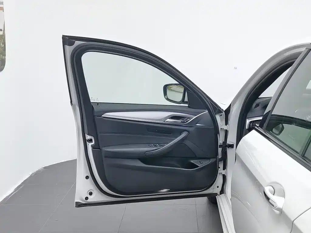 2018 BMW 5 Series (Imported) 525i M Sport Package — миниатюра 8