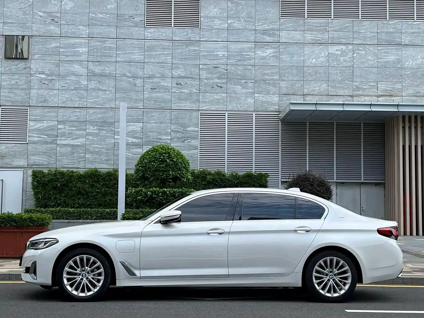 BMW 5 Series PHEV 2021 535Le Luxury Package — миниатюра 3