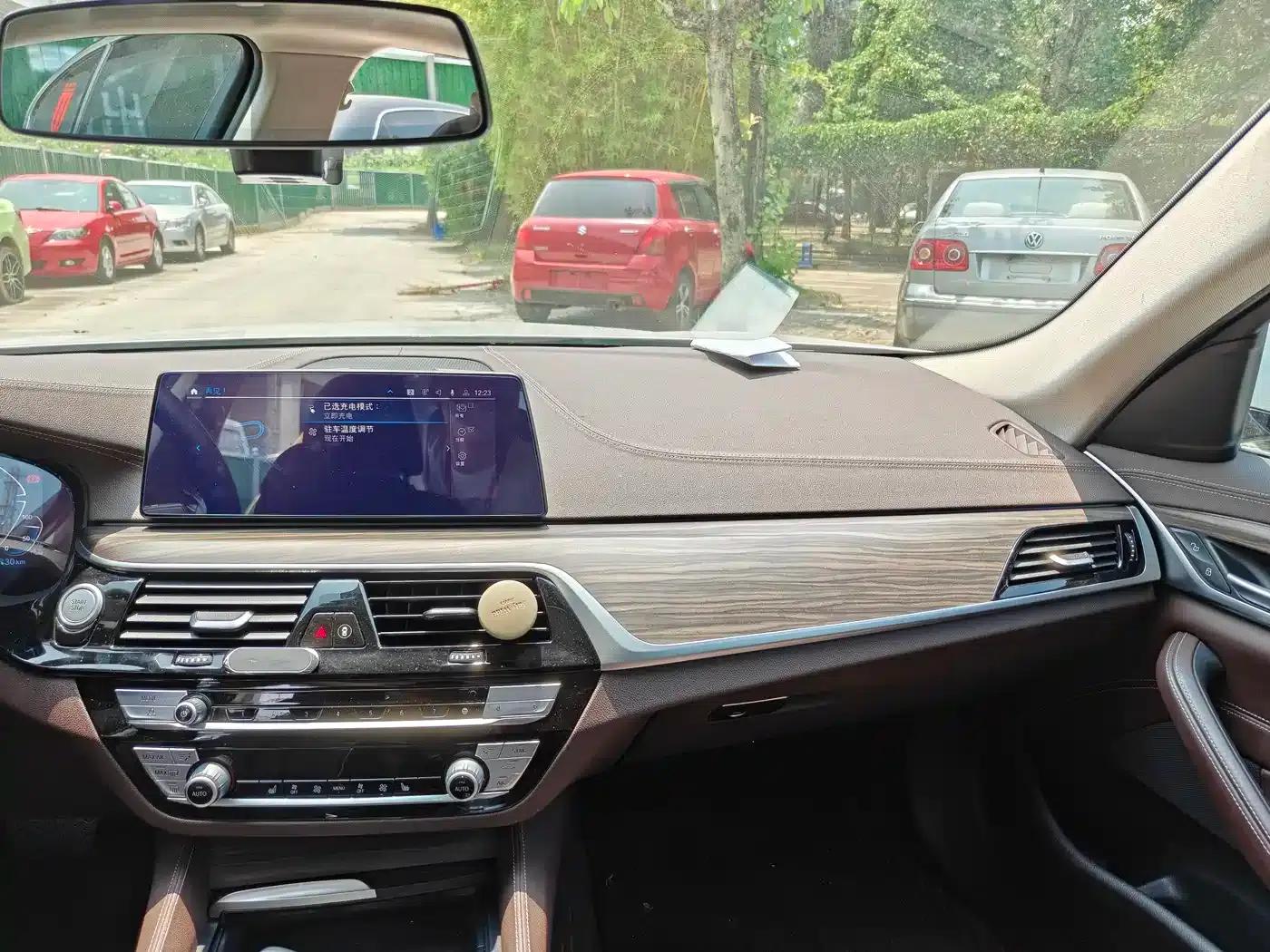 BMW 5 Series PHEV 2020 Mileage Upgrade Edition 530Le Luxury Package — миниатюра 9