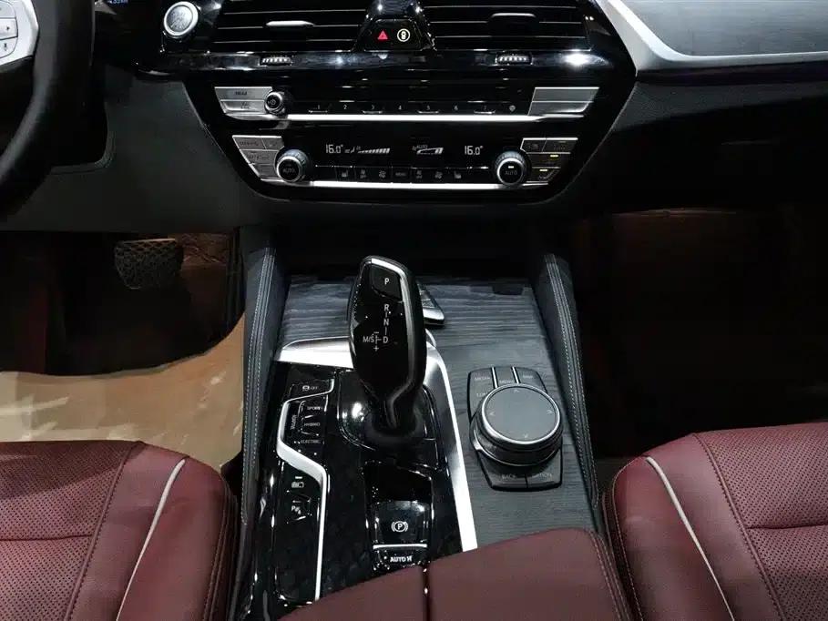 BMW 5 Series PHEV 2022 535Le M Sport Package — миниатюра 10