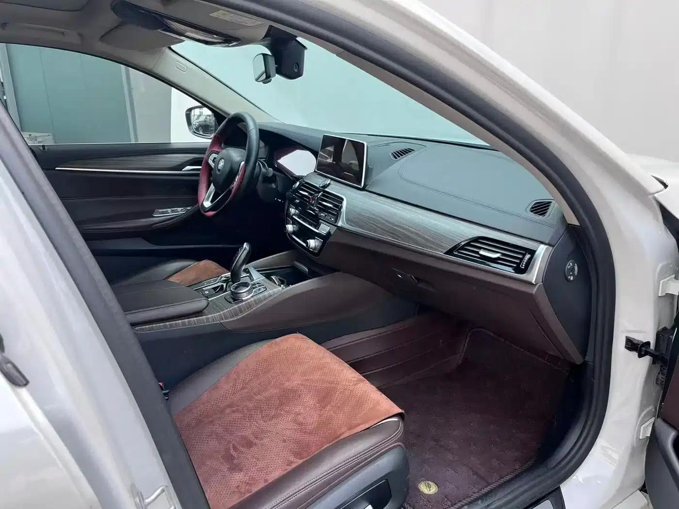BMW 5 Series PHEV 2019 530Le Luxury Package — миниатюра 9