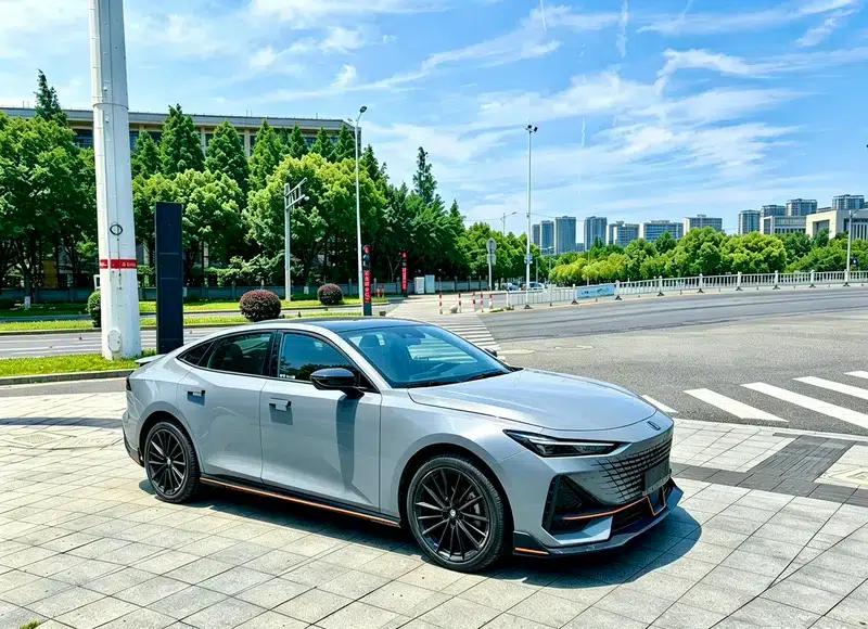 Changan UNI-V 2023 1.5T Sport Edition — миниатюра 3