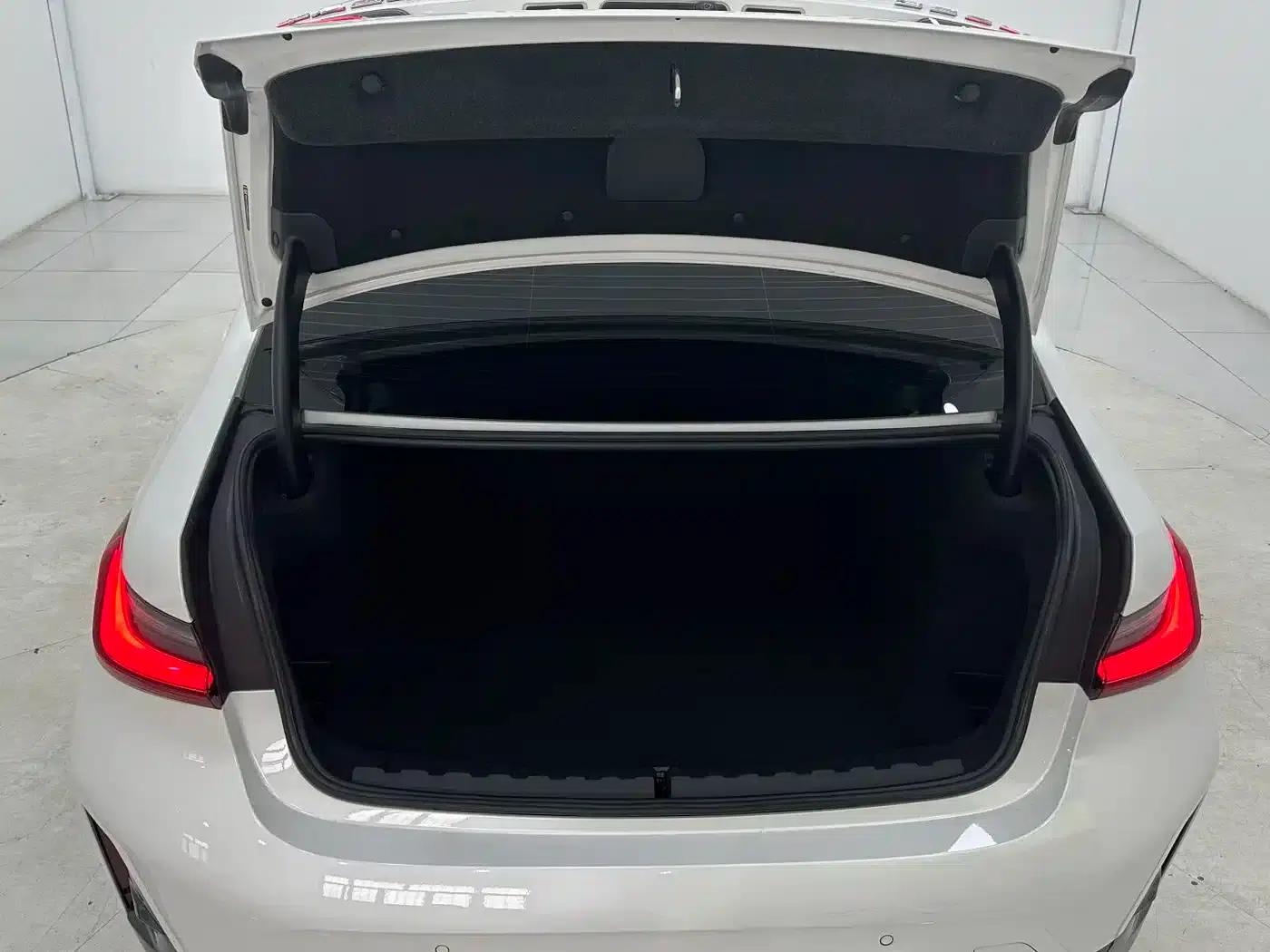 2023 BMW 3 Series 320Li M Sport Package — миниатюра 15