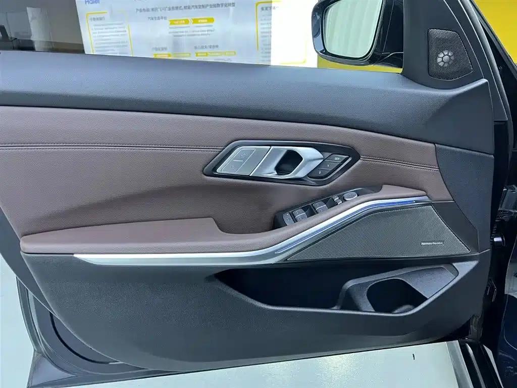 2022 BMW 3 Series 330i M Sport Shadow Edition — миниатюра 16