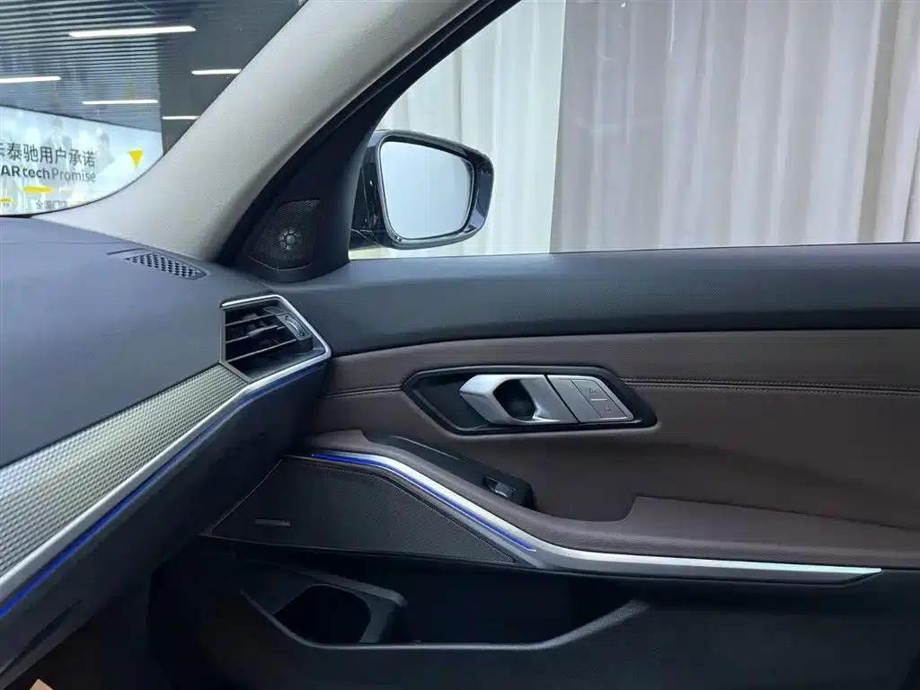 2022 BMW 3 Series 330i M Sport Shadow Edition — миниатюра 17