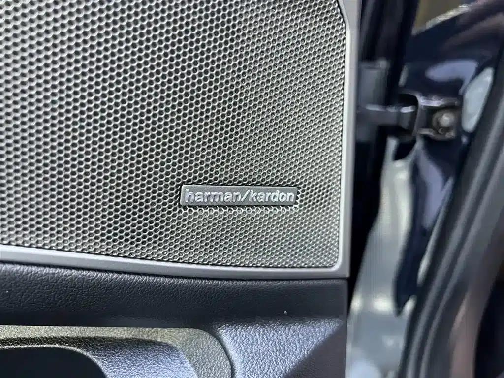 2022 BMW 3 Series 330i M Sport Shadow Edition — миниатюра 22