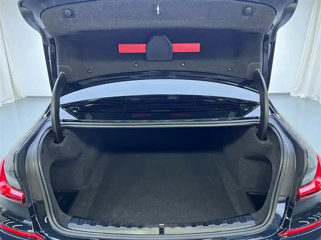 2022 BMW 3 Series 330i M Sport Shadow Edition — миниатюра 26