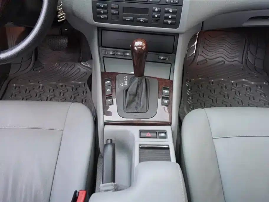 BMW 3 Series 2005 325i Leading Edition — миниатюра 7