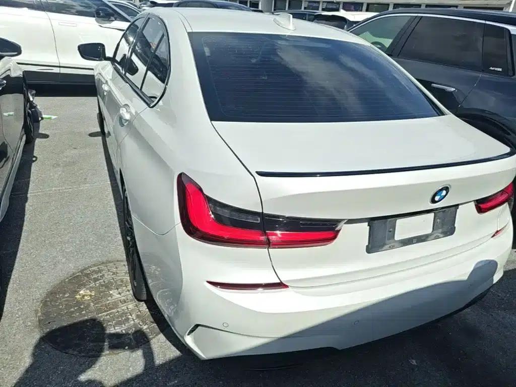 2022 BMW 3 Series 325i M Sport Shadow Edition — миниатюра 6