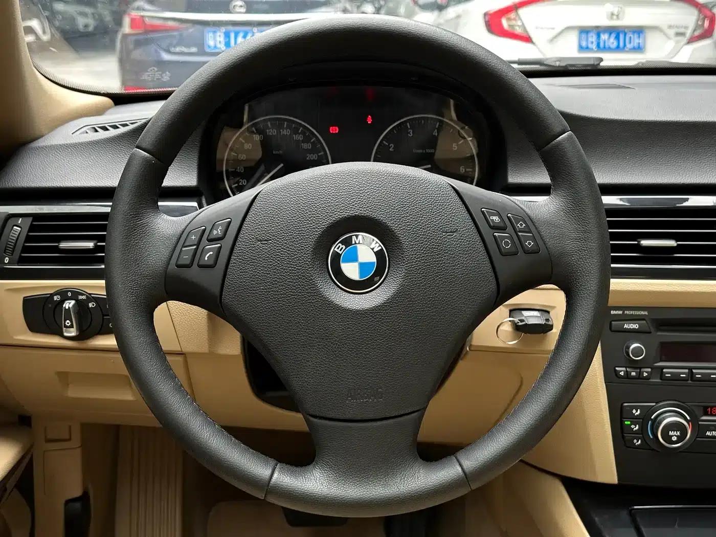 BMW 3 Series (Imported) 2012 318i Leading Edition — миниатюра 5