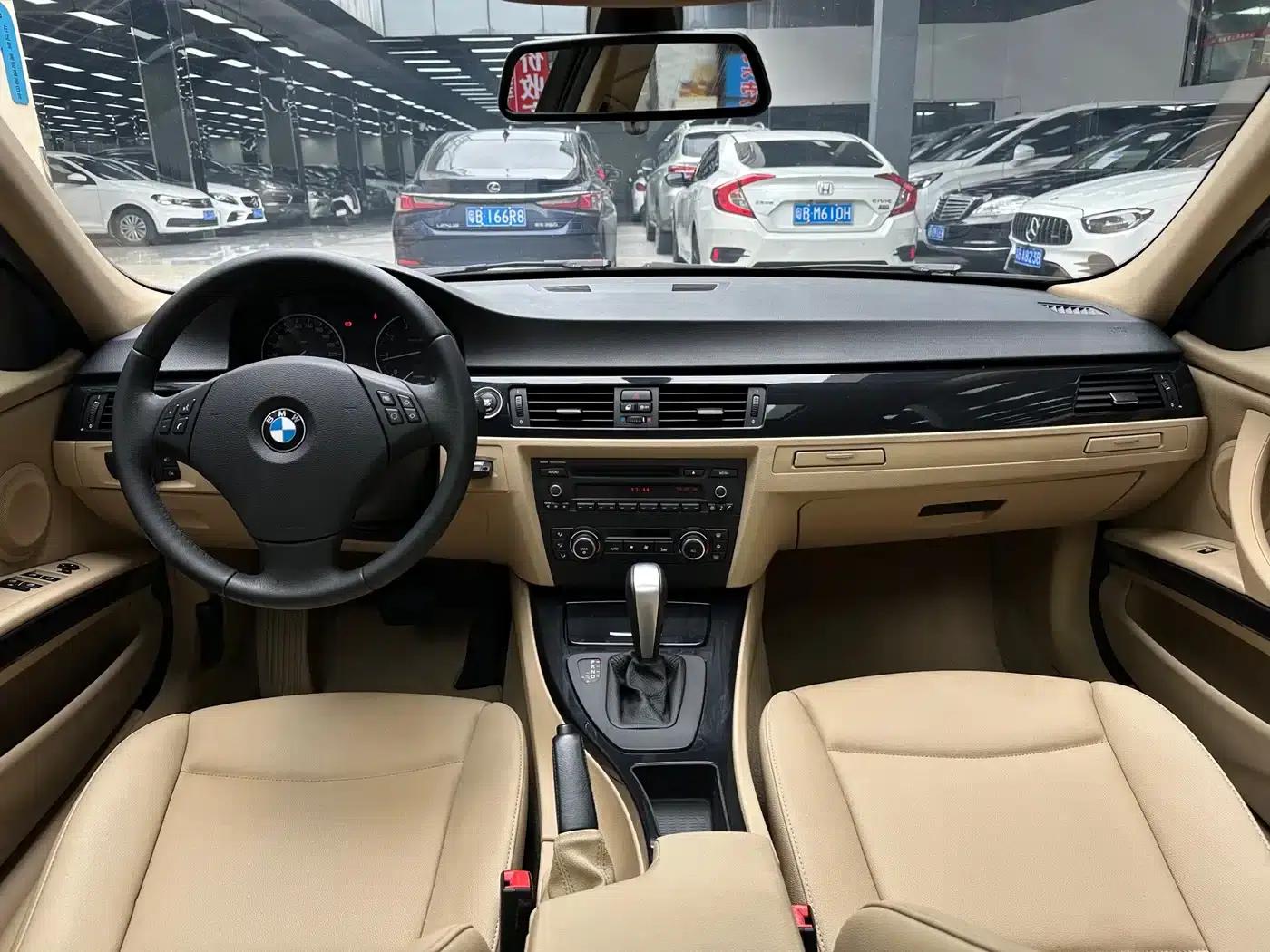 BMW 3 Series (Imported) 2012 318i Leading Edition — миниатюра 9