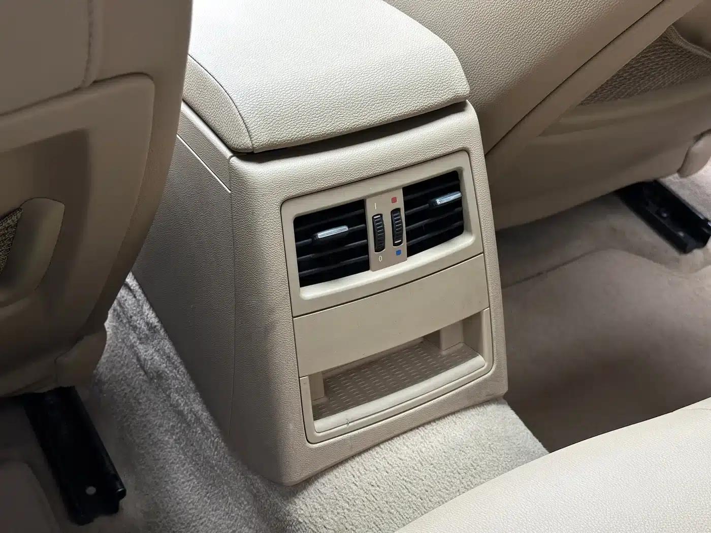BMW 3 Series (Imported) 2012 318i Leading Edition — миниатюра 10