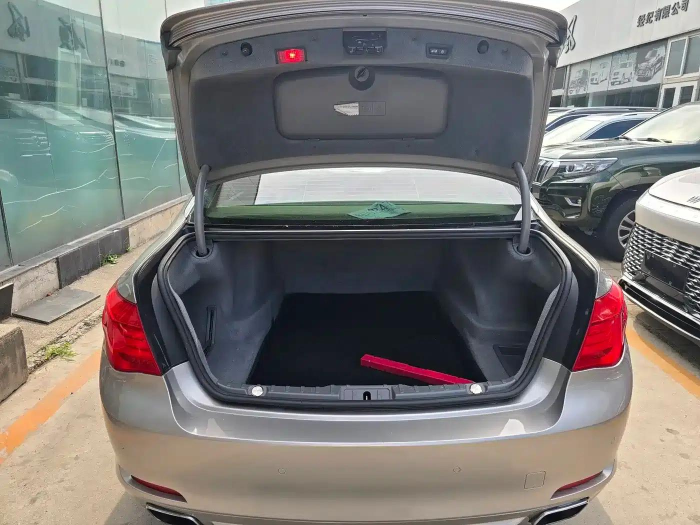 BMW 7 Series 2009 740Li Leading Edition — миниатюра 11