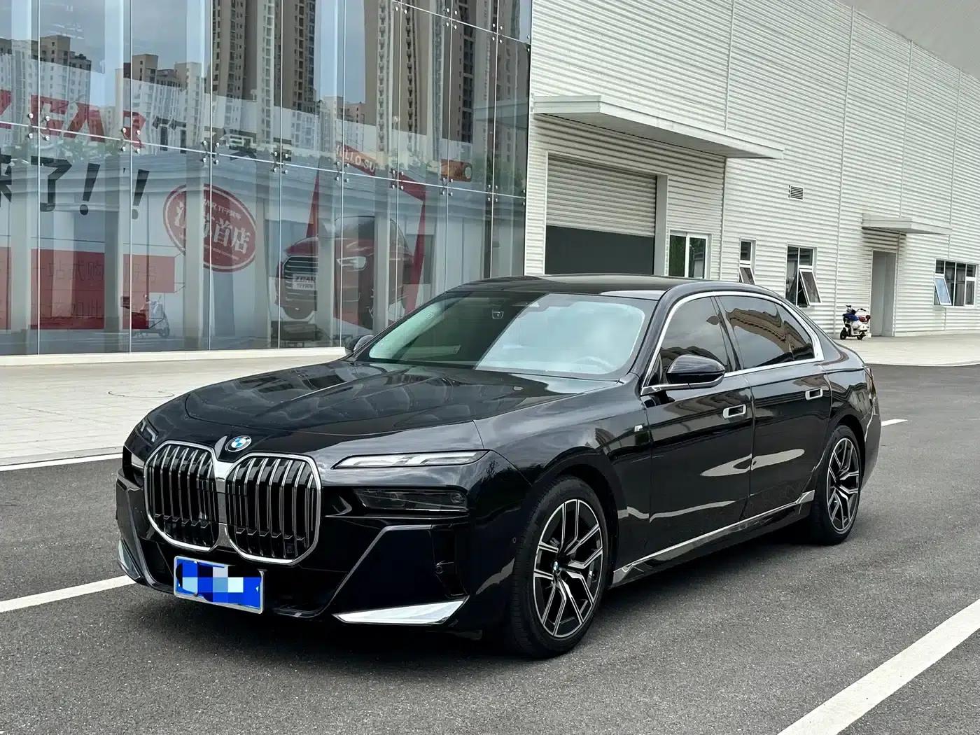 2023 BMW 7 Series 735Li M Sport Package — миниатюра 1