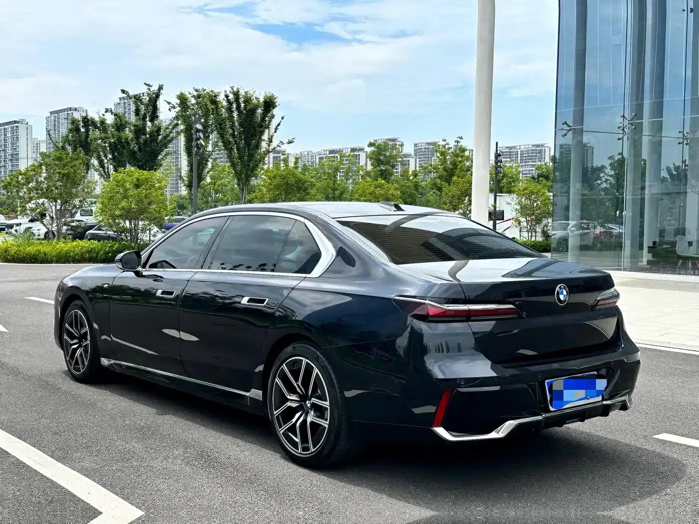 2023 BMW 7 Series 735Li M Sport Package — миниатюра 5