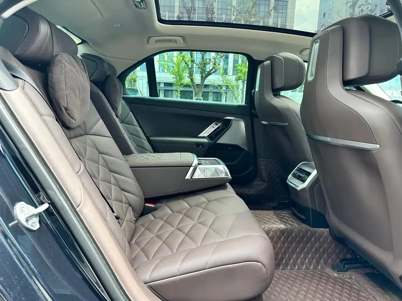 2023 BMW 7 Series 735Li M Sport Package — миниатюра 10