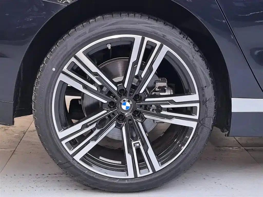 2023 BMW 7 Series 740Li Leading Edition M Sport Package — миниатюра 16