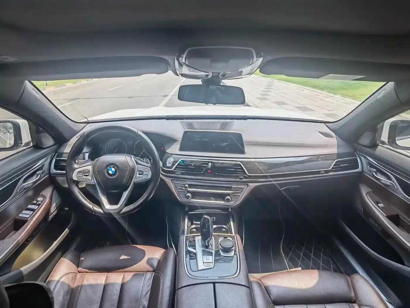 2018 BMW 7 Series 730Li Leading Edition M Sport Package — миниатюра 9