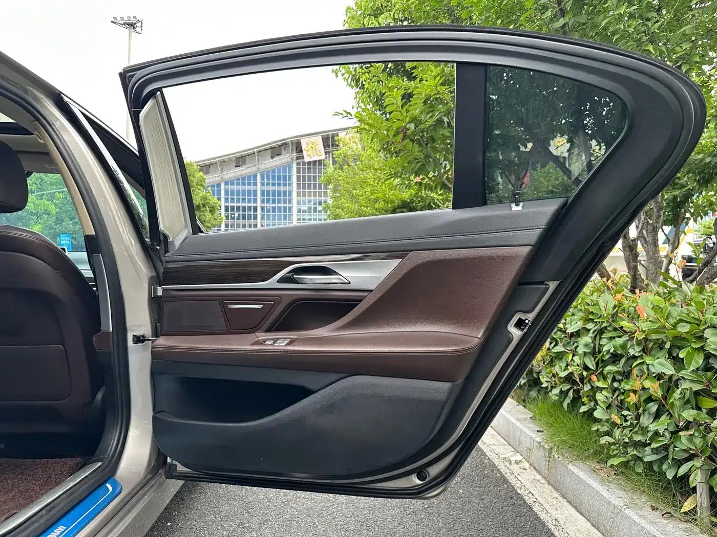 2017 BMW 7 Series 730Li Leading Edition — миниатюра 22