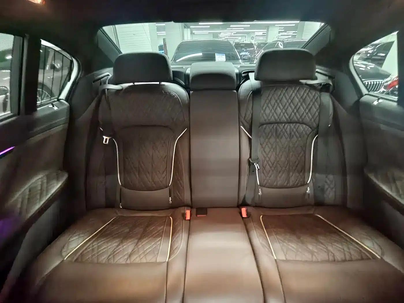 2022 BMW 7 Series 740Li Luxury M Sport Package — миниатюра 9