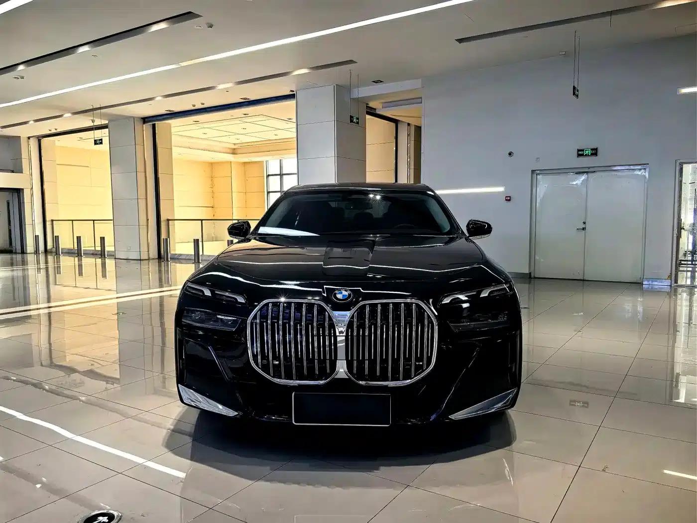 2023 BMW 7 Series 735Li M Sport Package — миниатюра 2