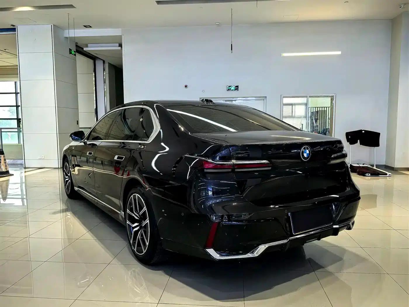 2023 BMW 7 Series 735Li M Sport Package — миниатюра 9