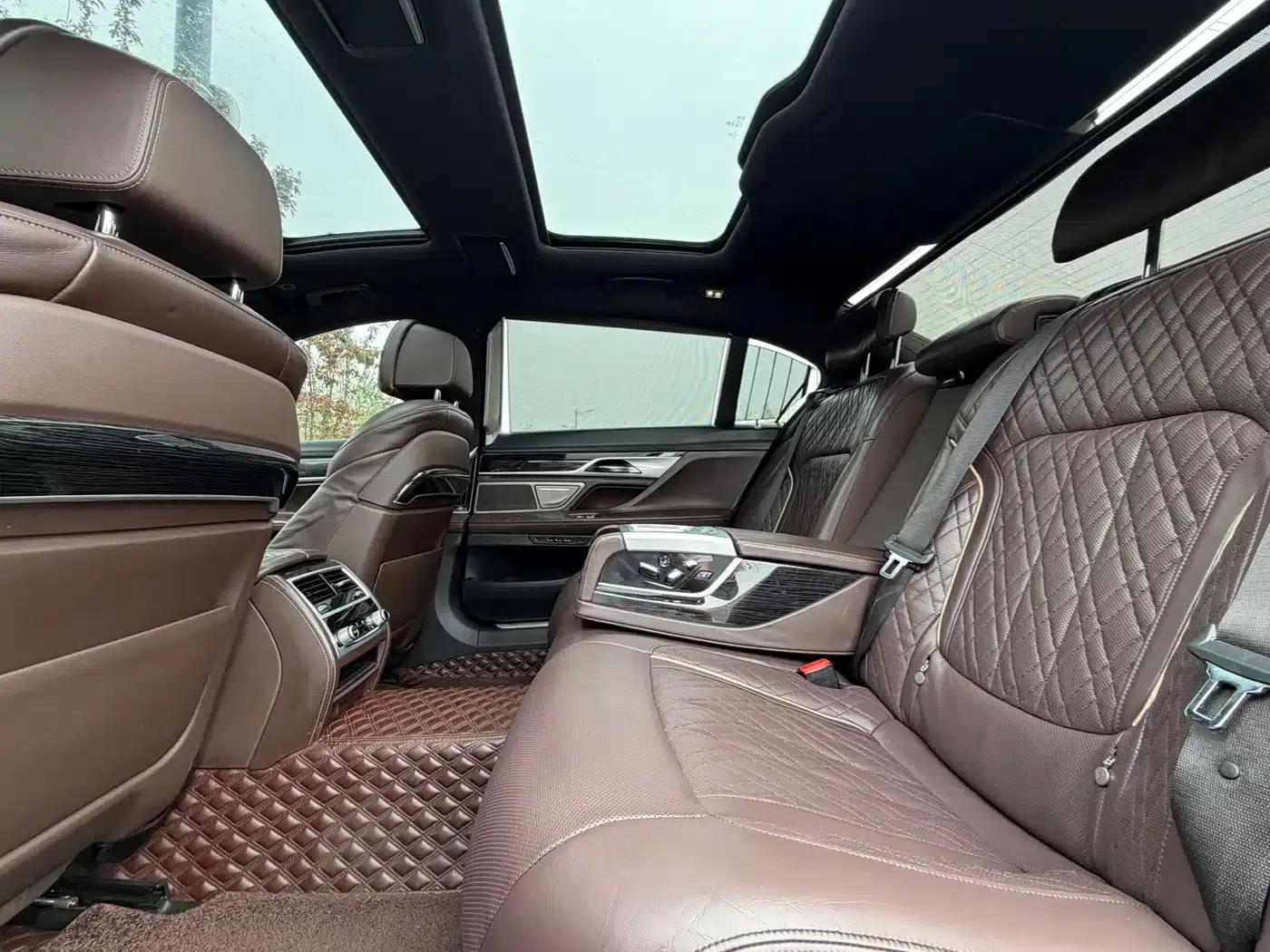 2019 BMW 7 Series 740Li Leading Edition M Sport Package — миниатюра 6