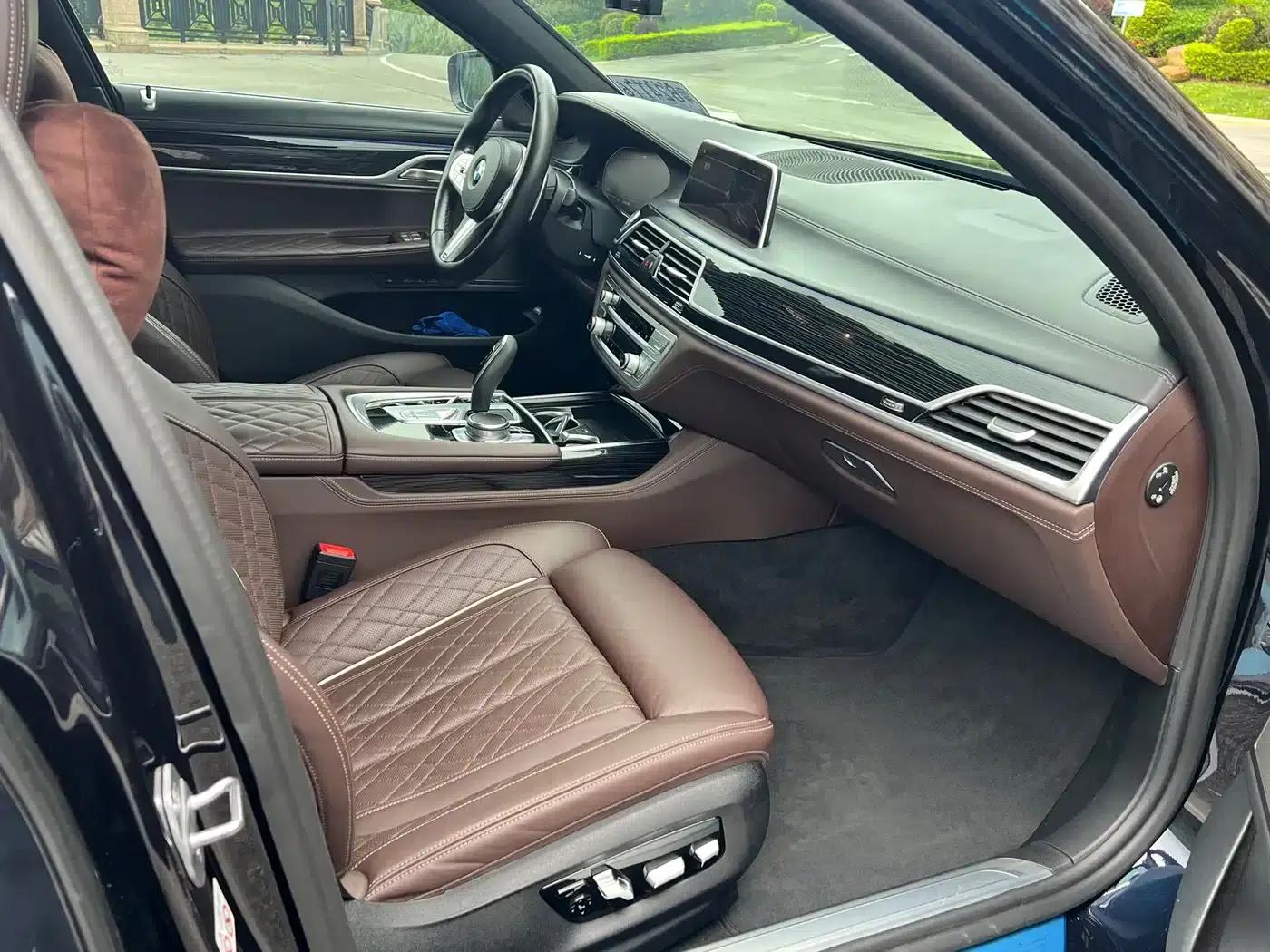 2019 BMW 7 Series 740Li Leading Edition M Sport Package — миниатюра 11