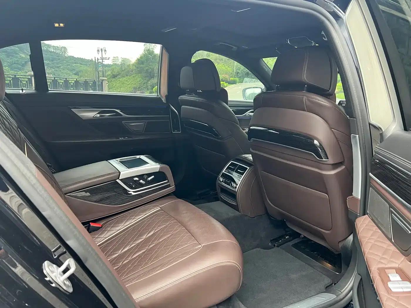 2019 BMW 7 Series 740Li Leading Edition M Sport Package — миниатюра 12