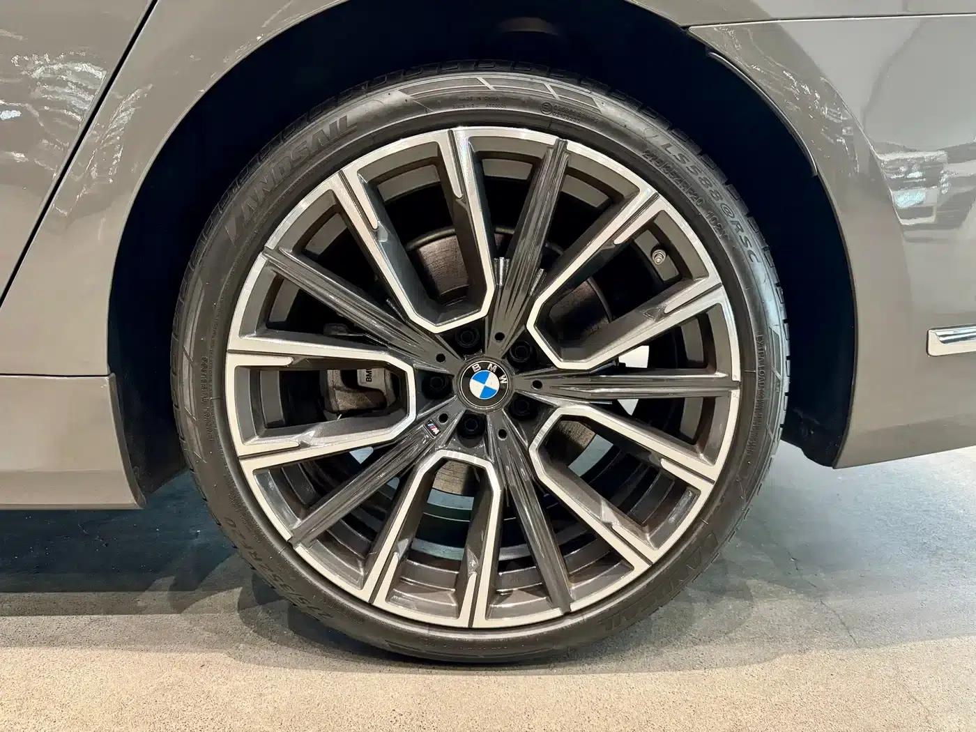 2019 BMW 7 Series Facelift 740Li Leading Edition M Sport Package — миниатюра 14