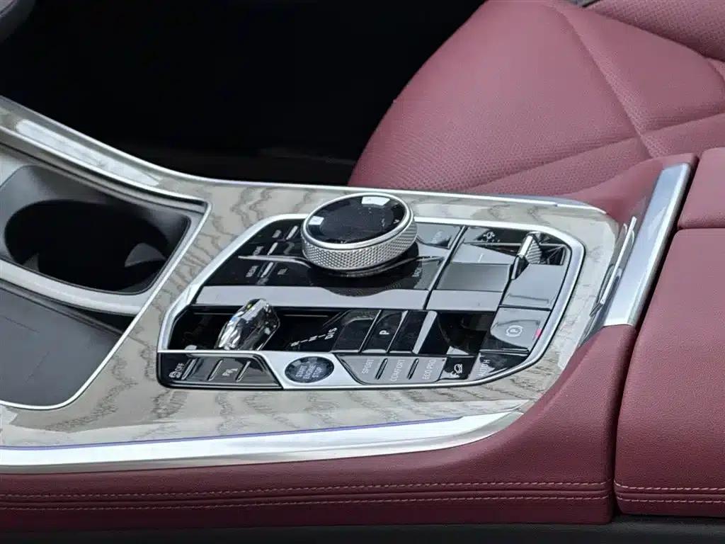 BMW X5 2025 xDrive 40Li M Sport Shadow Edition — миниатюра 11