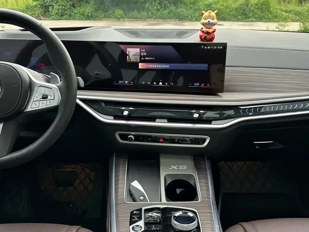 BMW X5 2023 xDrive 40Li M Sport Shadow Edition — миниатюра 23