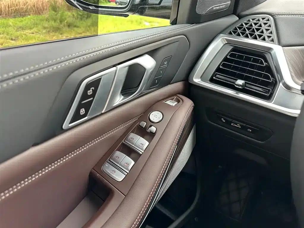 BMW X5 2023 xDrive 40Li M Sport Shadow Edition — миниатюра 24