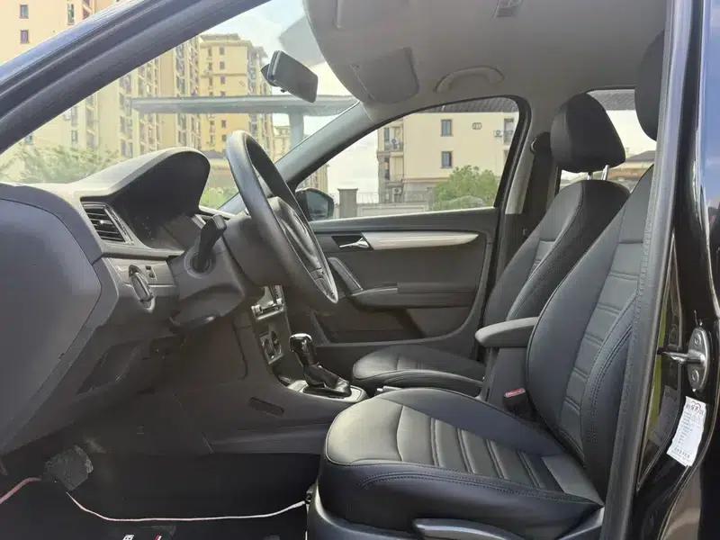 2013 Volkswagen Lavida Classic Facelift 1.6L Automatic Fashion Edition — миниатюра 12