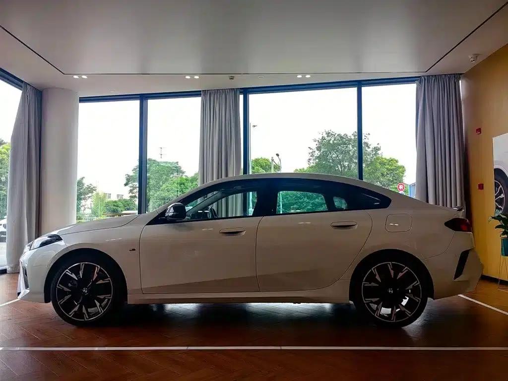 2025 BMW 2 Series 225L M Sport Shadow Edition — миниатюра 3