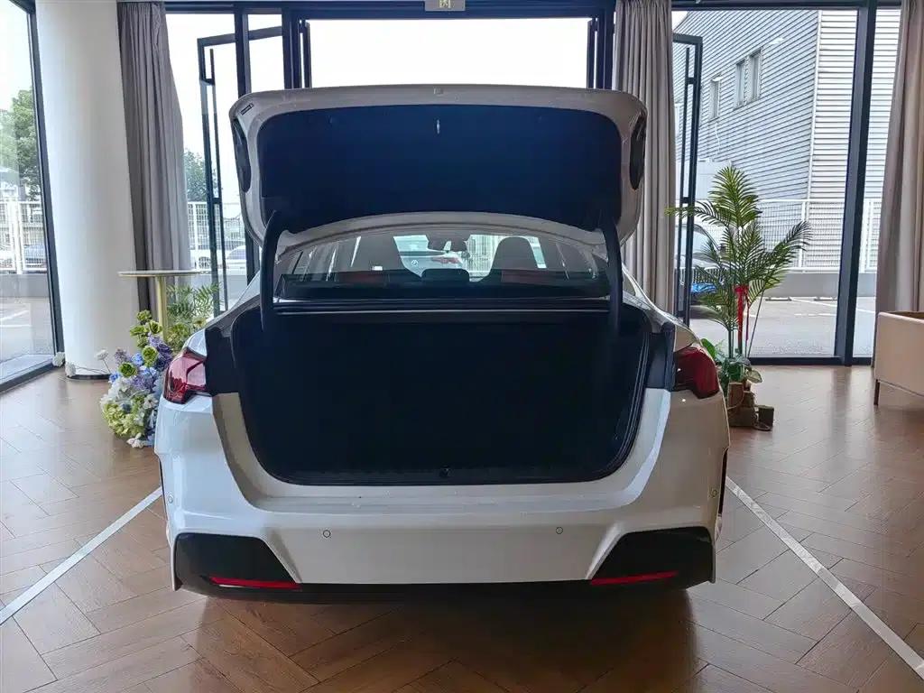 2025 BMW 2 Series 225L M Sport Shadow Edition — миниатюра 6