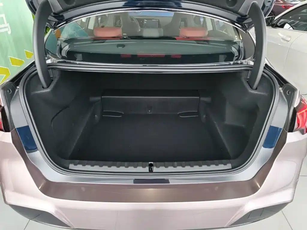 2025 BMW 2 Series 225L M Sport Shadow Edition — миниатюра 19