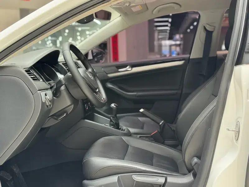 2017 Volkswagen Sagitar 1.6L Manual Comfort Edition — миниатюра 8