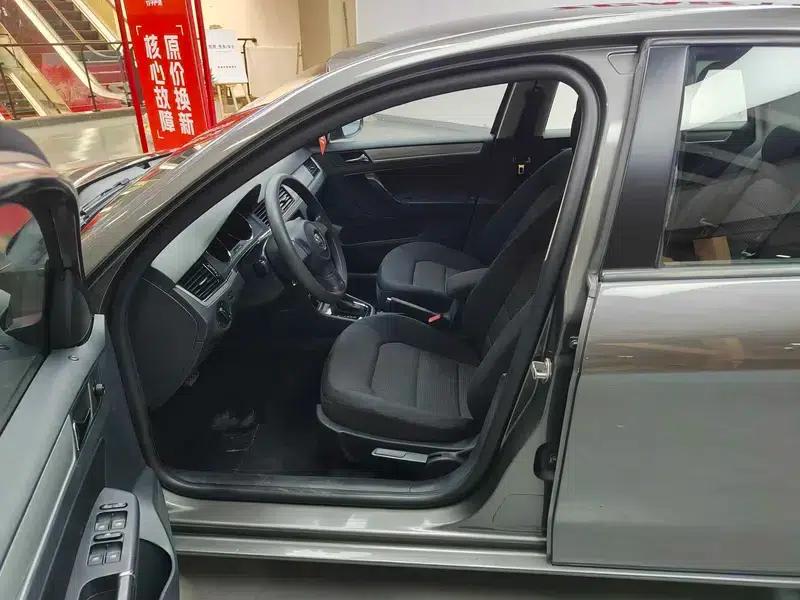 2013 Volkswagen Bora 1.6L Automatic Fashion Edition — миниатюра 32