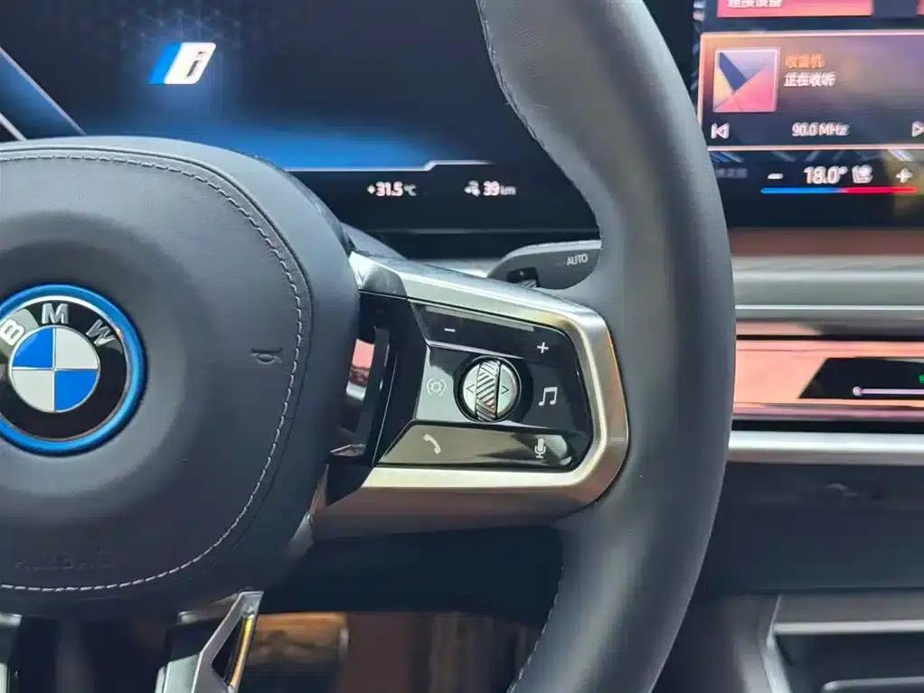 2023 BMW i7 xDrive60L M Sport Package — миниатюра 16