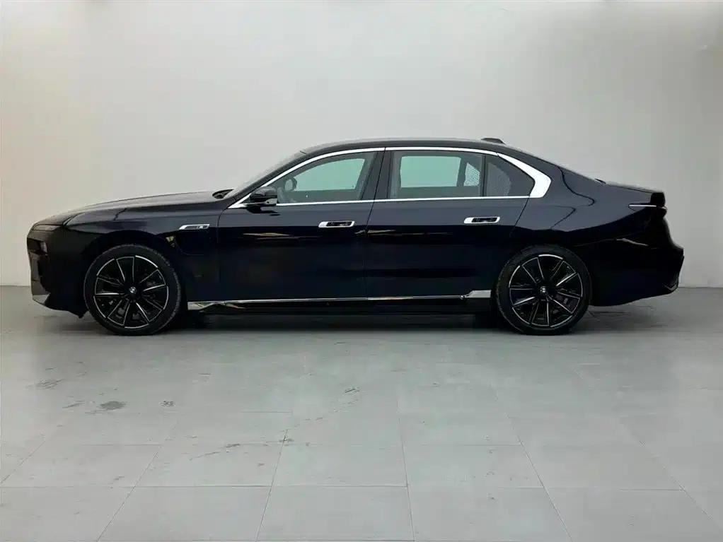 2023 BMW i7 xDrive60L M Sport Package — миниатюра 3