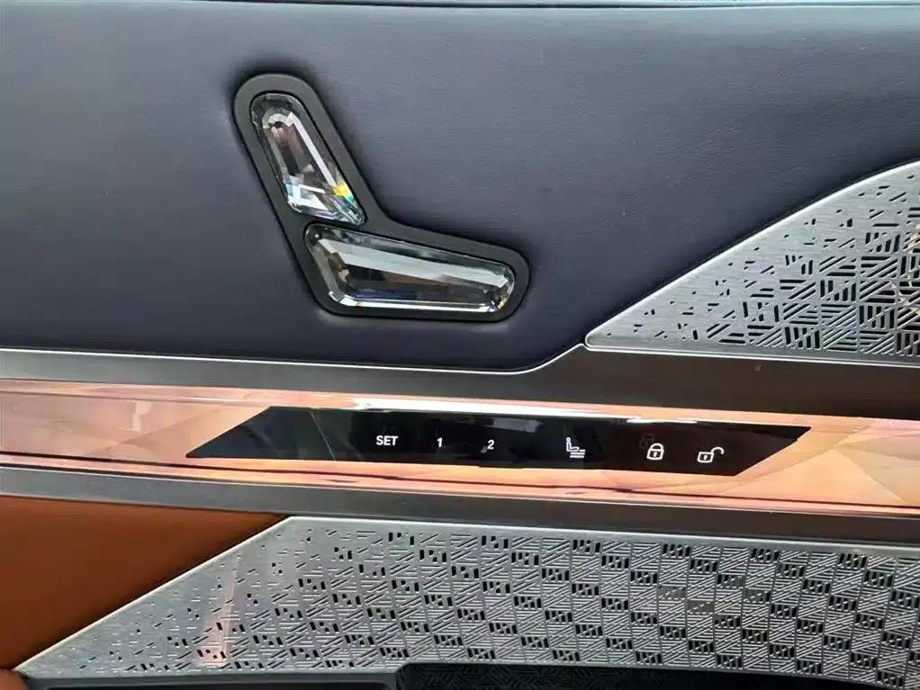 2023 BMW i7 xDrive60L M Sport Package — миниатюра 10