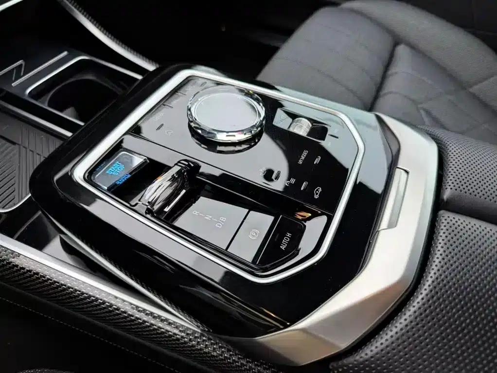 BMW i7 M70L 2023 Model — миниатюра 11