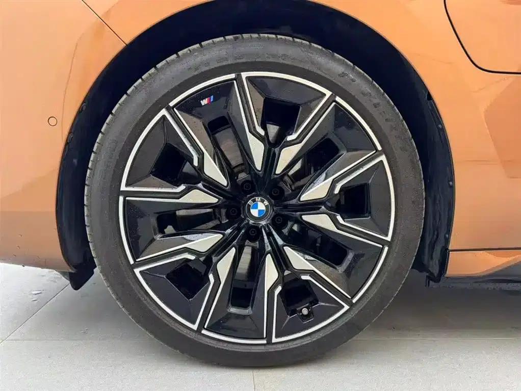 BMW i7 M70L 2023 Model — миниатюра 18