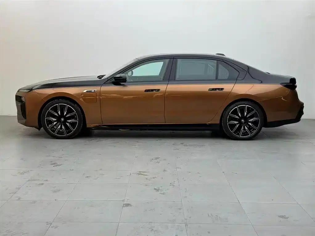 BMW i7 M70L 2023 Model — миниатюра 3