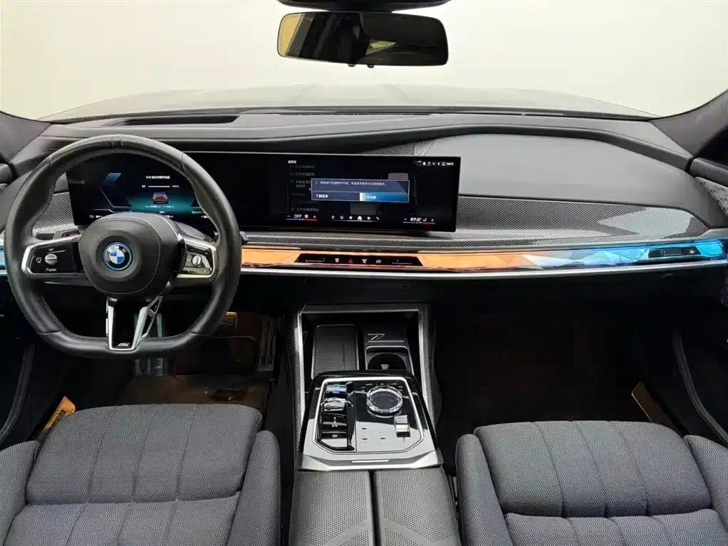 BMW i7 M70L 2023 Model — миниатюра 7