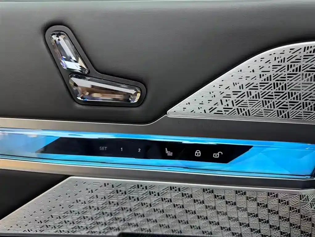 BMW i7 M70L 2023 Model — миниатюра 10