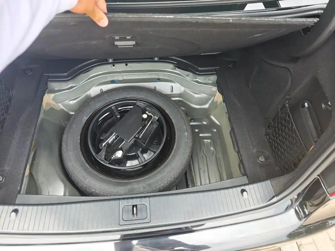 2015 Mercedes-Benz E-Class Facelift E 200 L — миниатюра 11