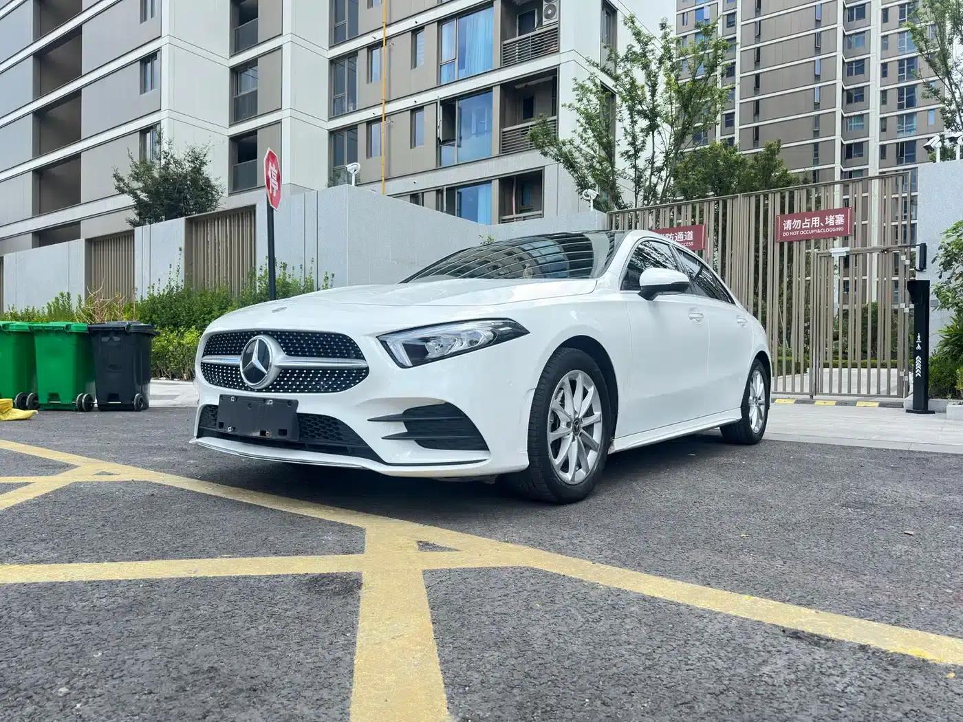 Mercedes-Benz A-Class 2021 A 200 L Sport Sedan Fashion Edition — миниатюра 1